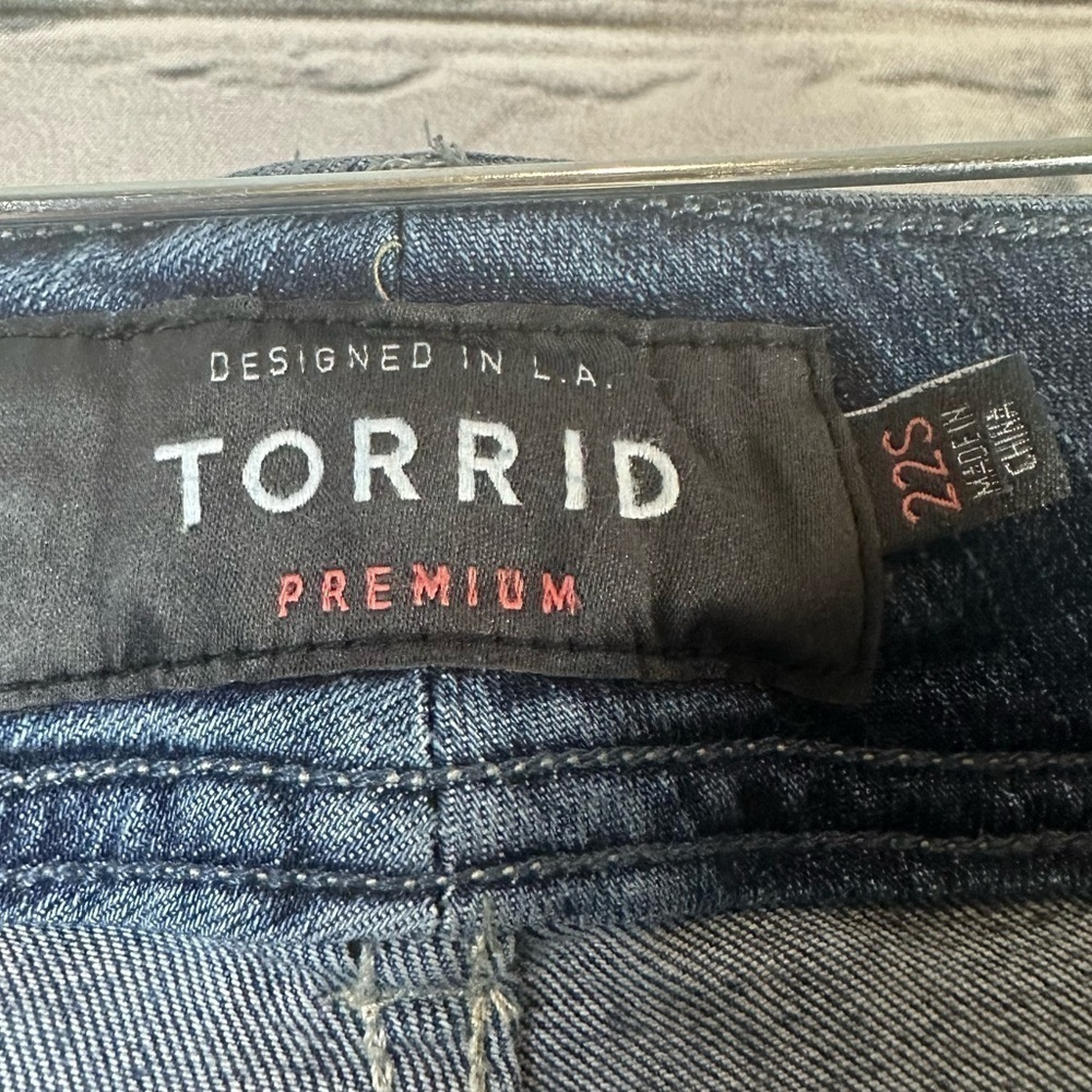 Torrid Women’s Premium Flare Jeans Medium Wash Distressed Stretch Mid Rise 22S - Picture 4 of 11